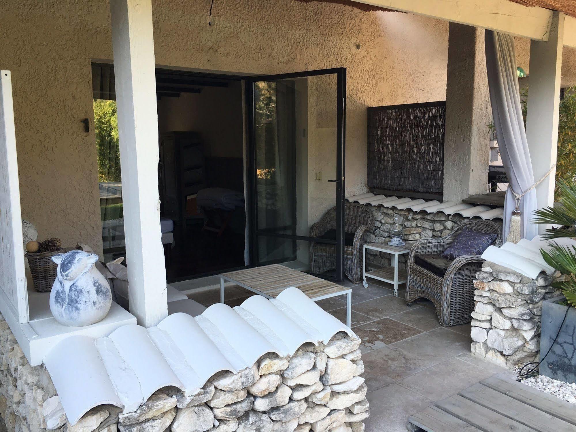 L'Auberge De L'Aubergine Eygalières Esterno foto