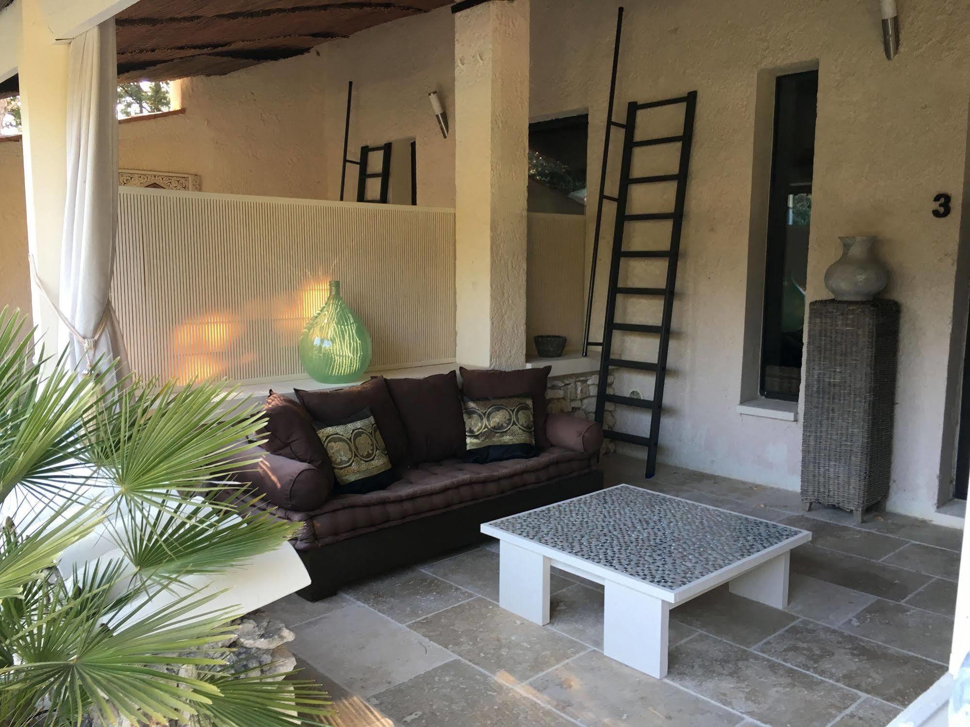 L'Auberge De L'Aubergine Eygalières Esterno foto